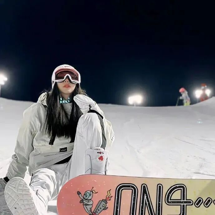 潮流冬天滑雪女生头像