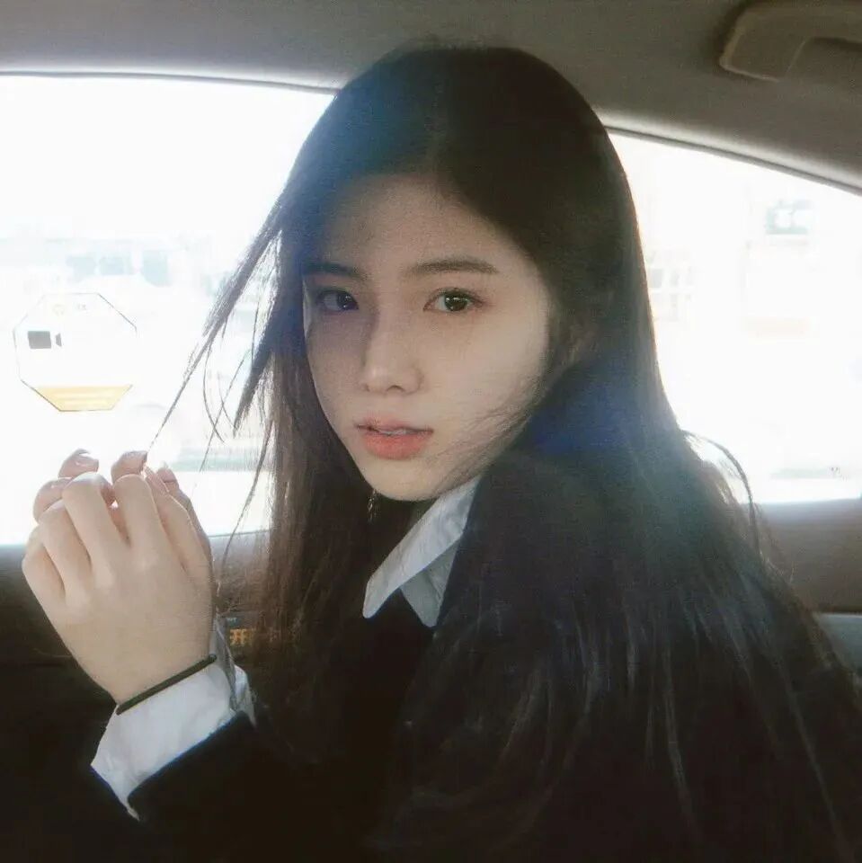 车内温柔女生头像