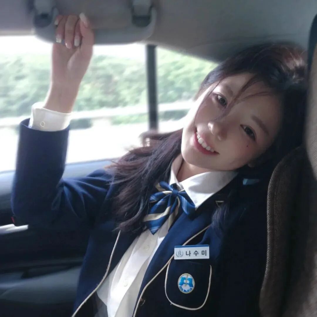 学院风车内爱笑女生头像