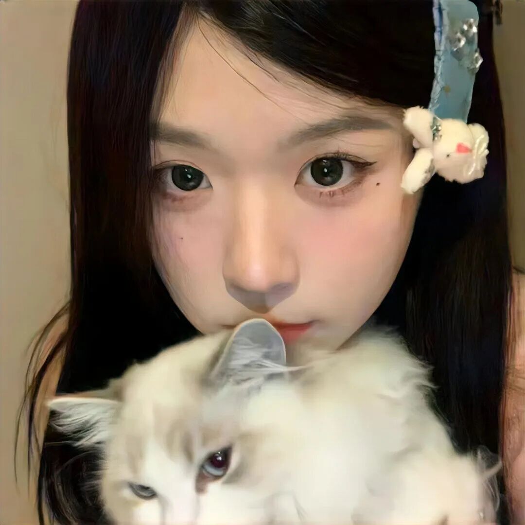 抱着猫咪温柔女生头像
