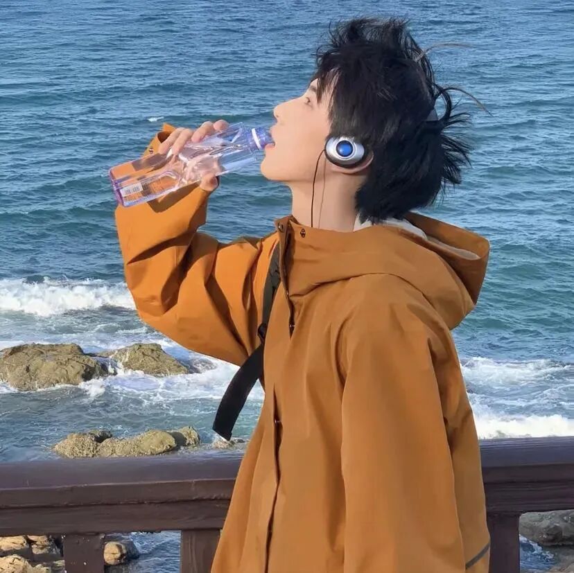 海边阳光侧脸男生头像