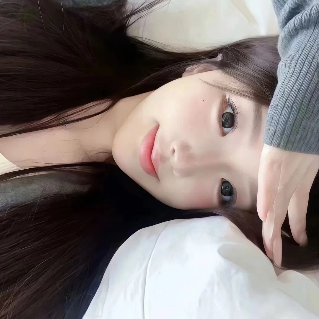 躺床上小众女生头像