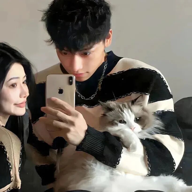 baozhemaozhenlove抱着猫咪真人情侣头像