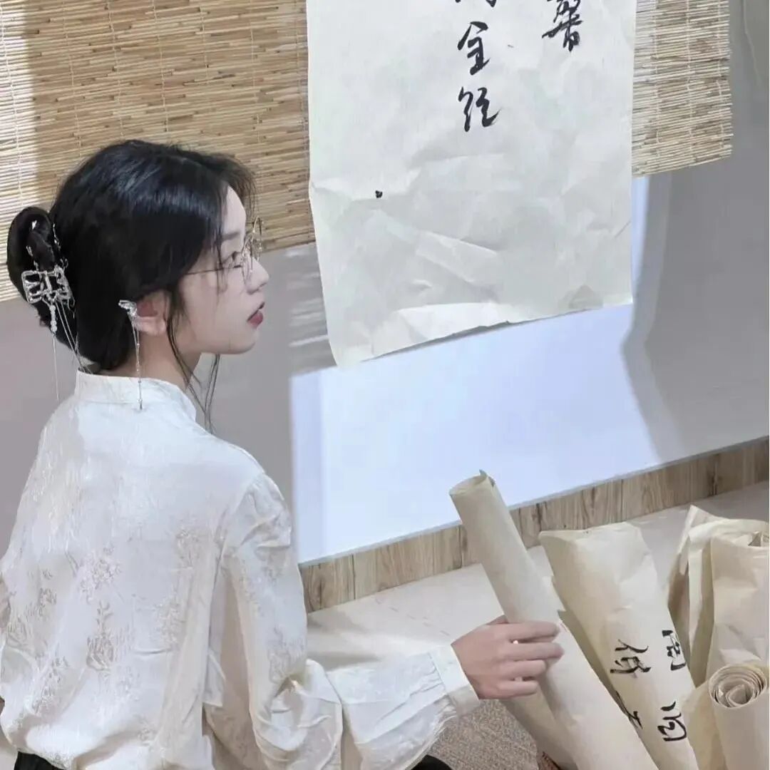 新中式温柔侧脸女生头像