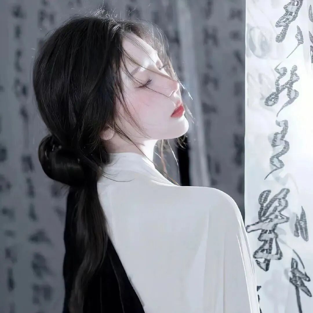 新中式温柔侧脸女生头像