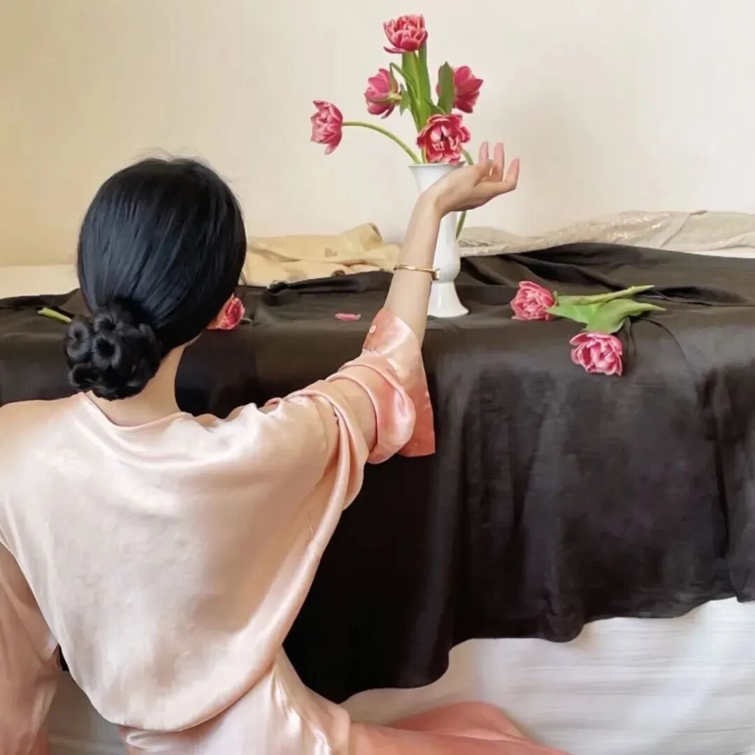 新中式温柔不露脸女生头像