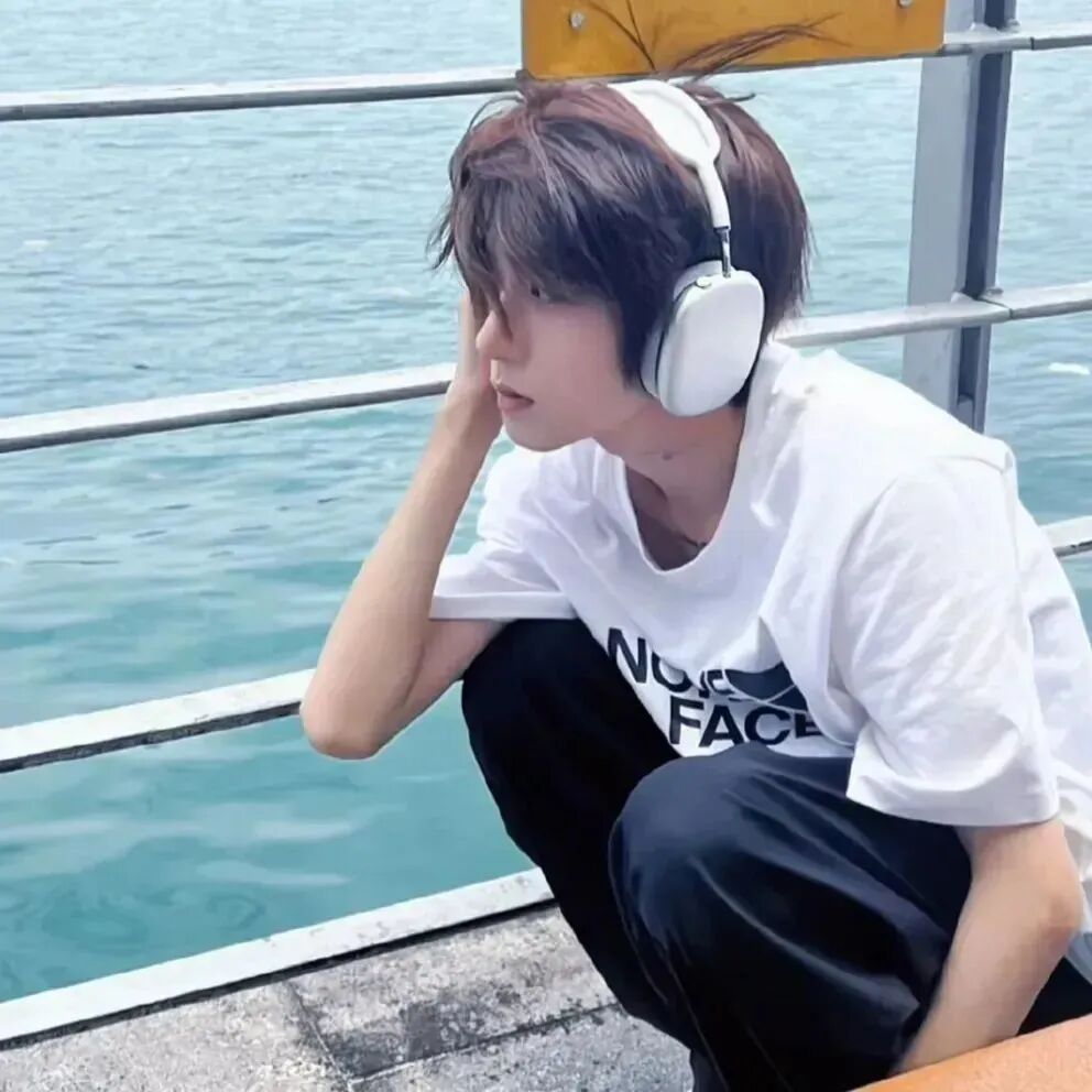 戴耳机帅气侧脸男生头像