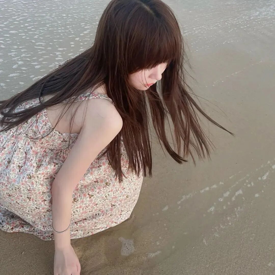 海边蹲着甜妹侧脸女生头像