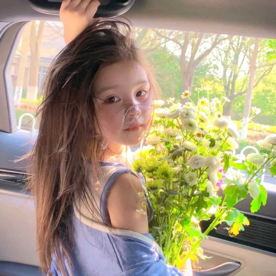车内鲜花小女孩萌娃头像
