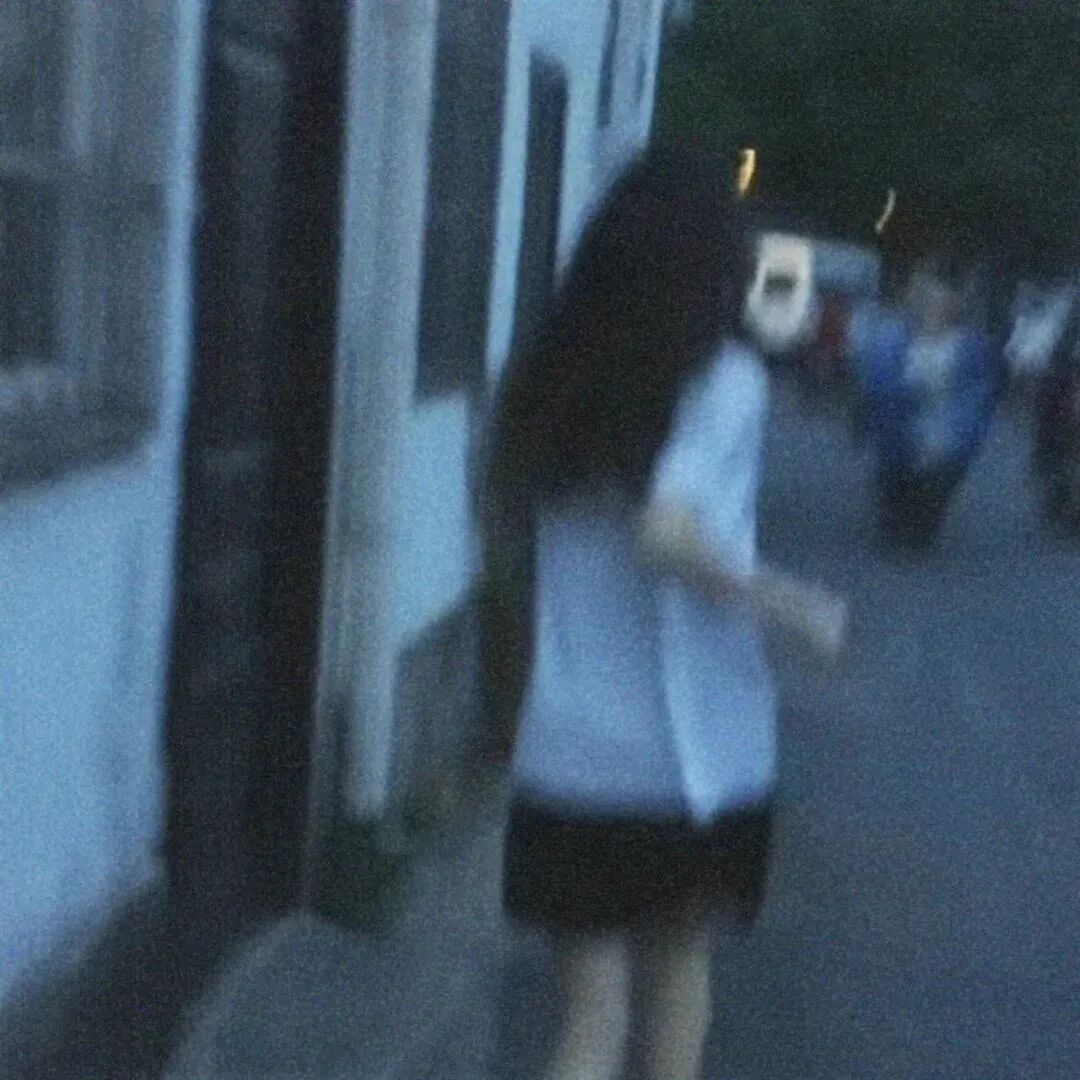 氛围感奔跑背影不露脸女生头像