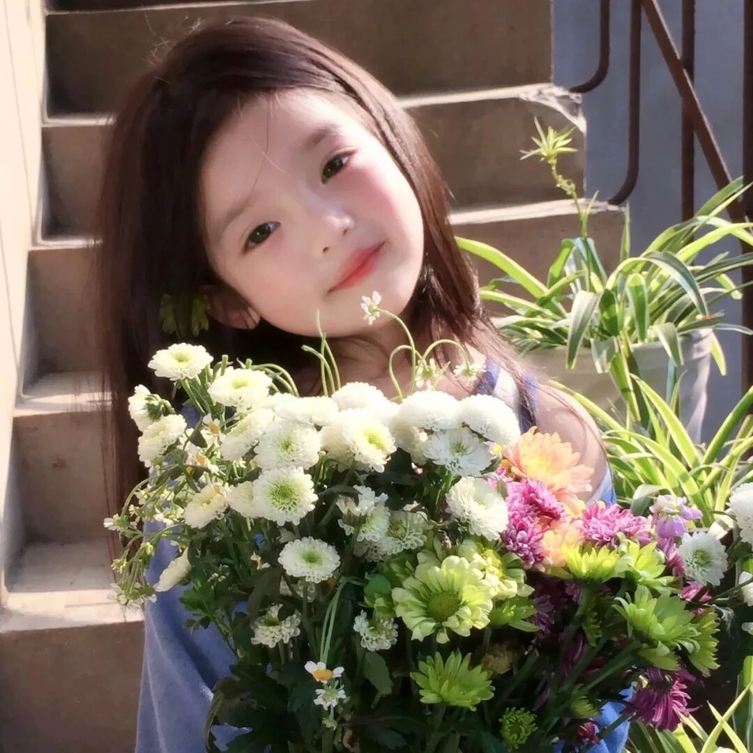 车内鲜花小女孩萌娃头像