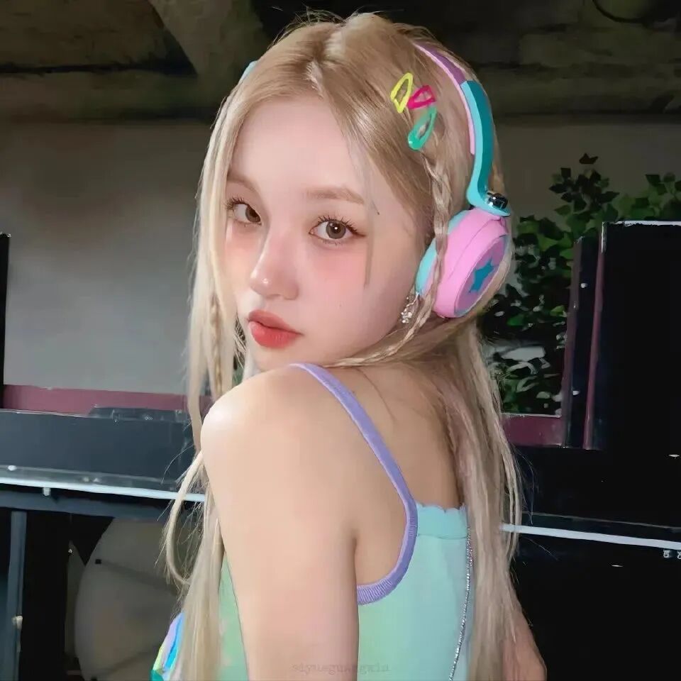戴耳机个性女生头像
