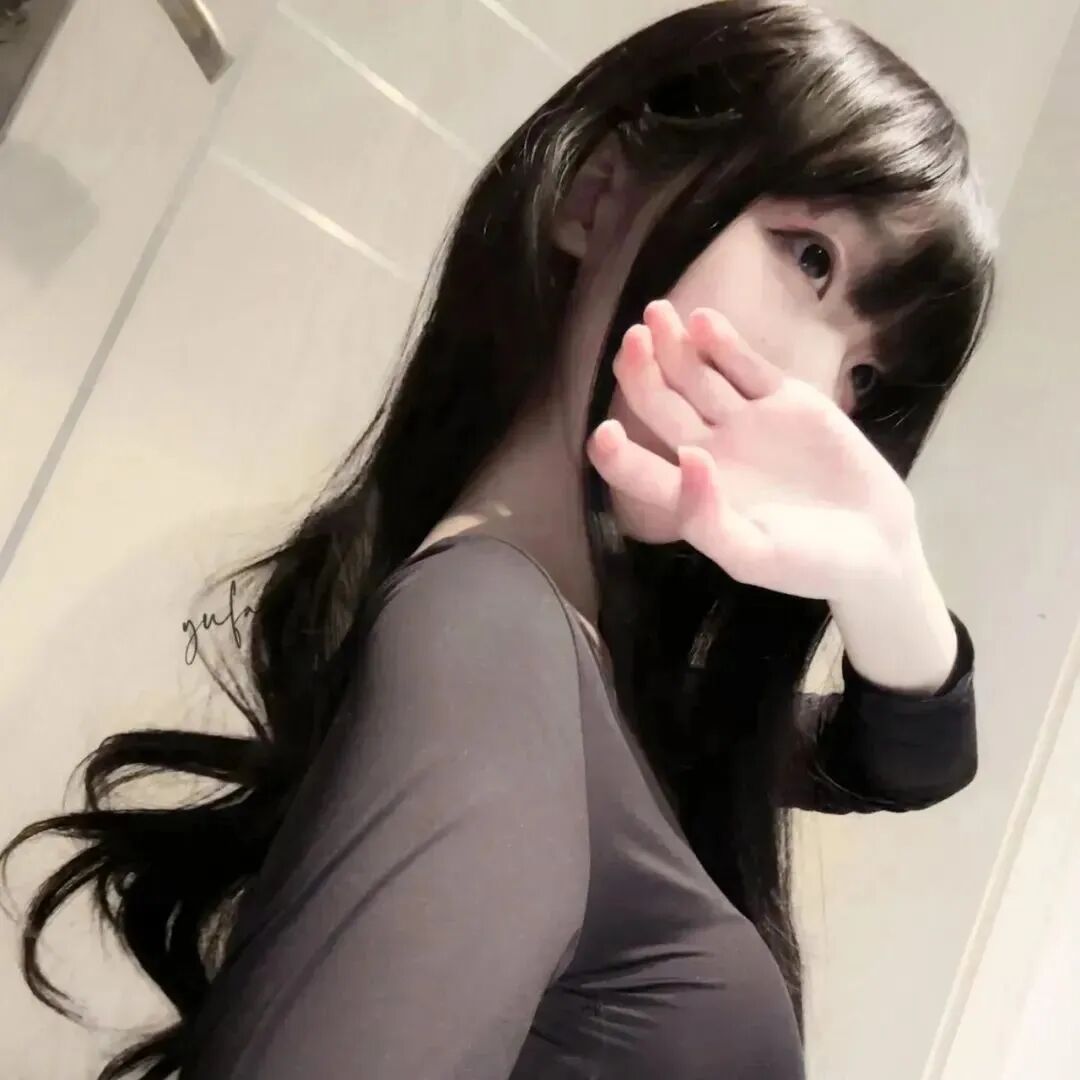 捂嘴纯欲女生头像