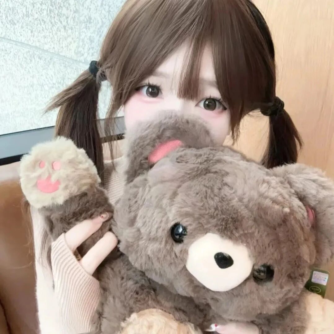抱着小熊少萝女生头像