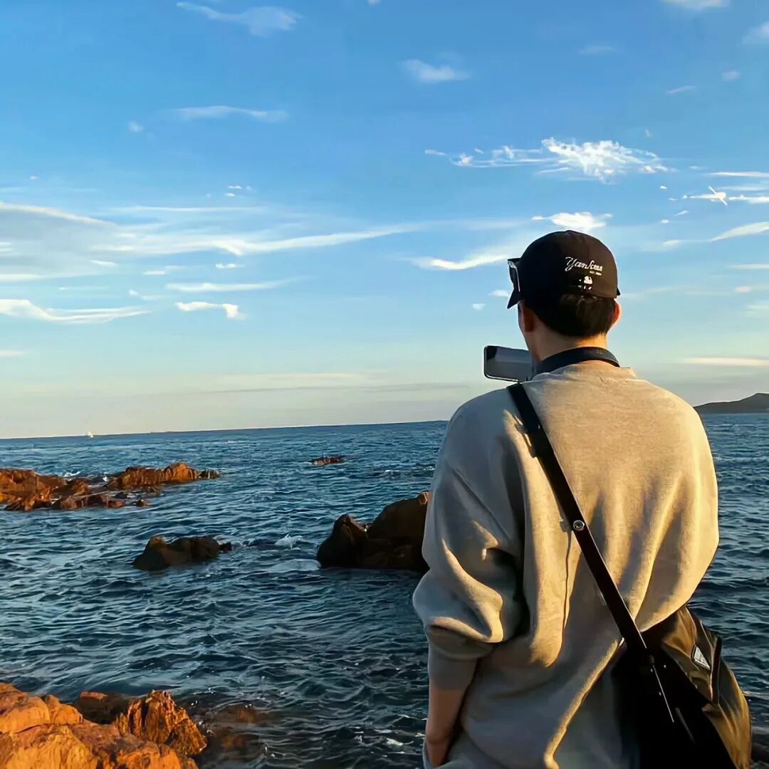 海边背影不露脸男生头像