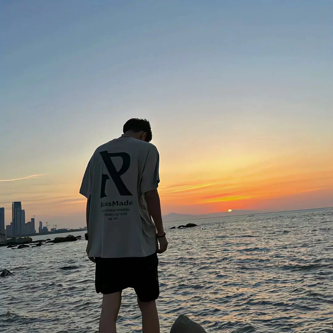 海边日落氛围感背影不露脸男生头像