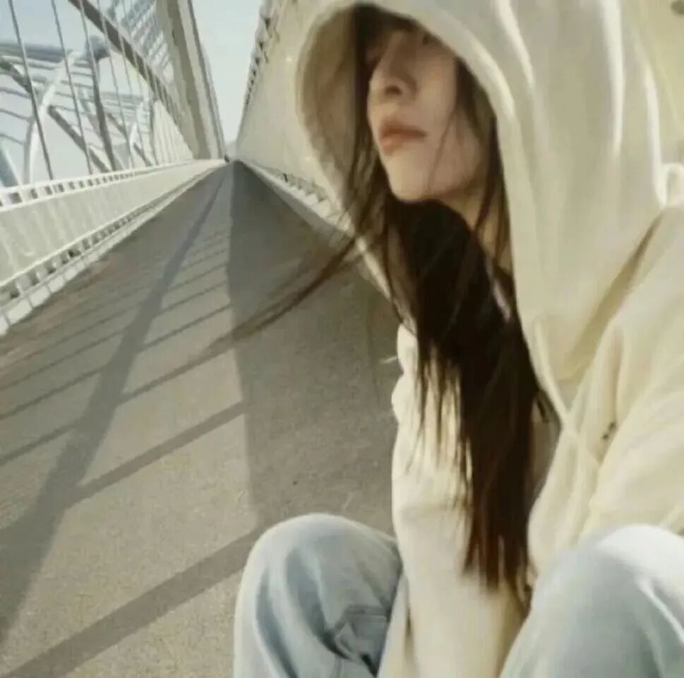 休闲帽侧脸小众女生头像