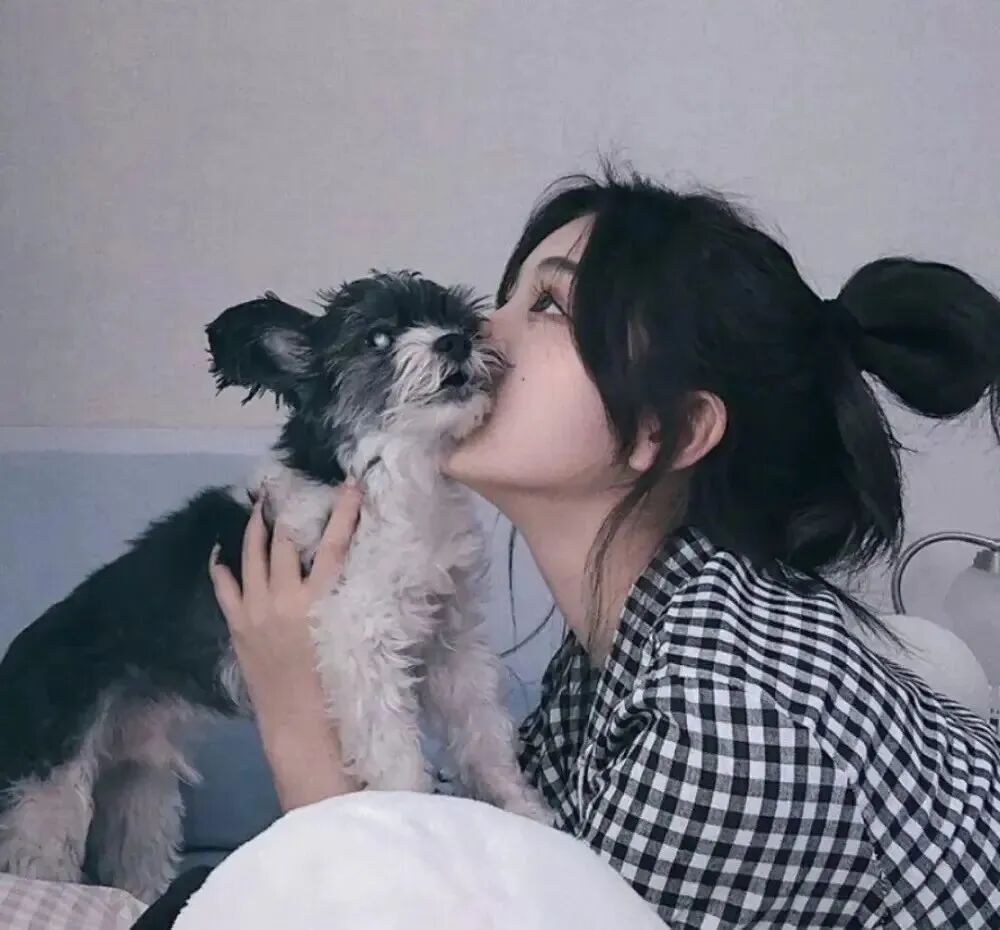 抱着狗狗甜妹女生头像