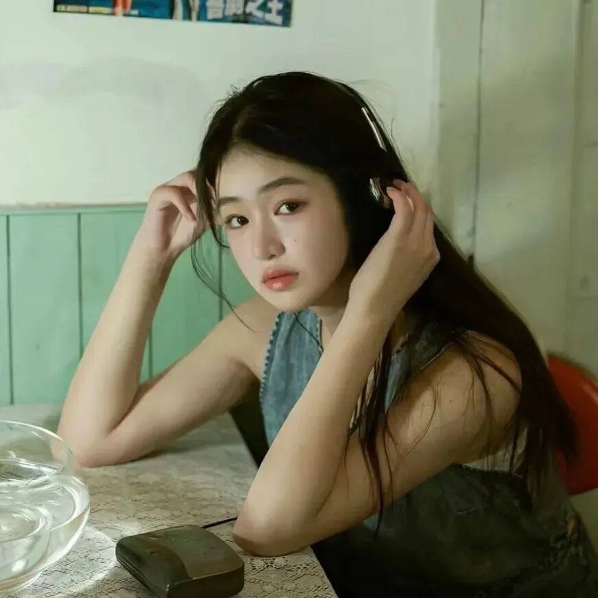 戴耳机温柔女生头像