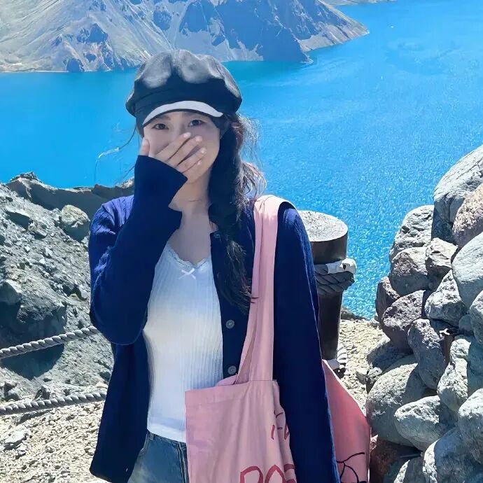 捂嘴温柔女生头像