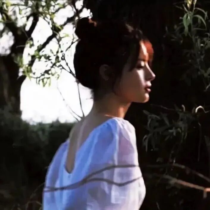 温柔侧脸女生头像