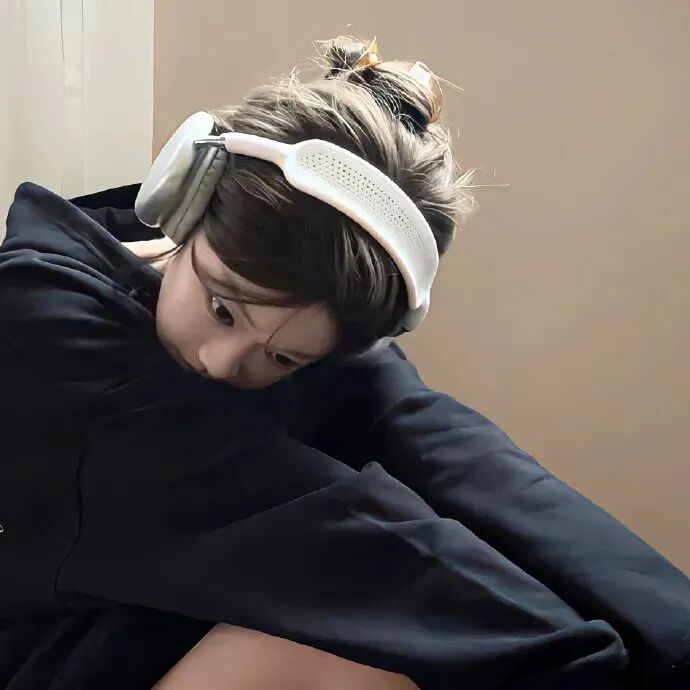 戴耳机氛围感女生头像