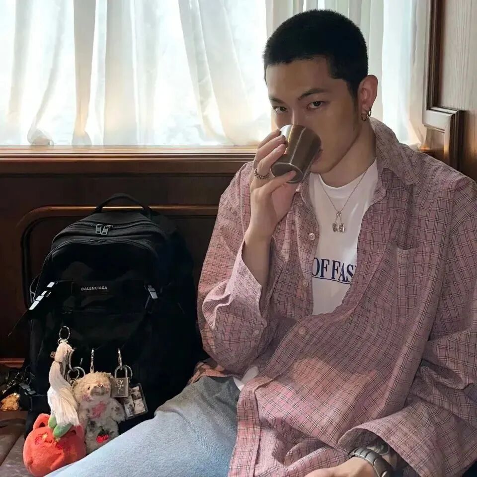 短发痞帅男生头像