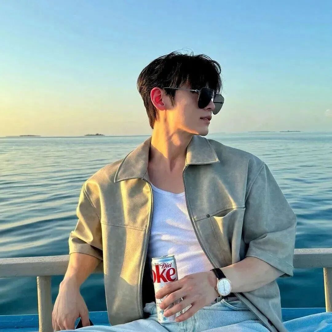 墨镜海边帅气侧脸男生头像