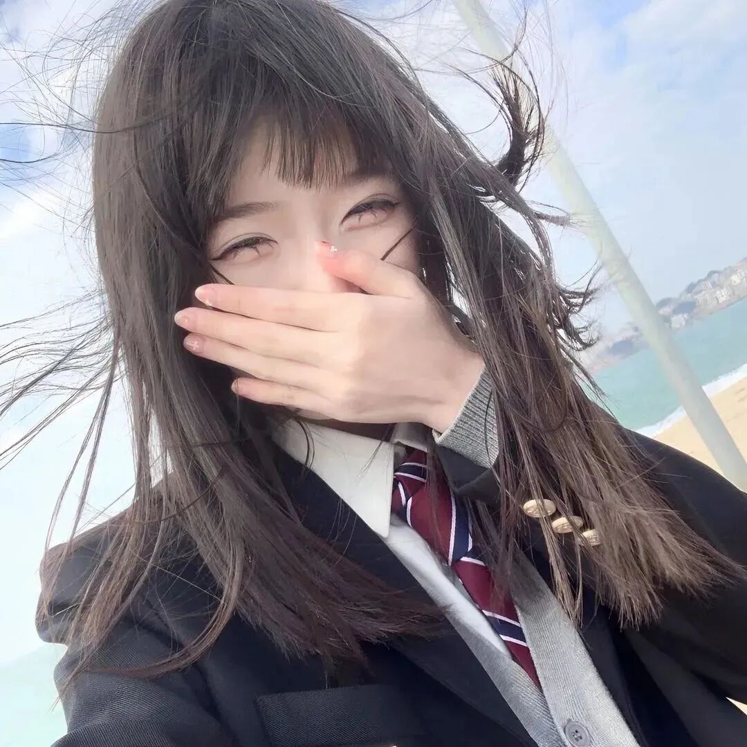 jk制服捂嘴女生头像