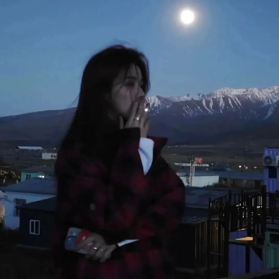 氛围感月亮侧脸女生头像