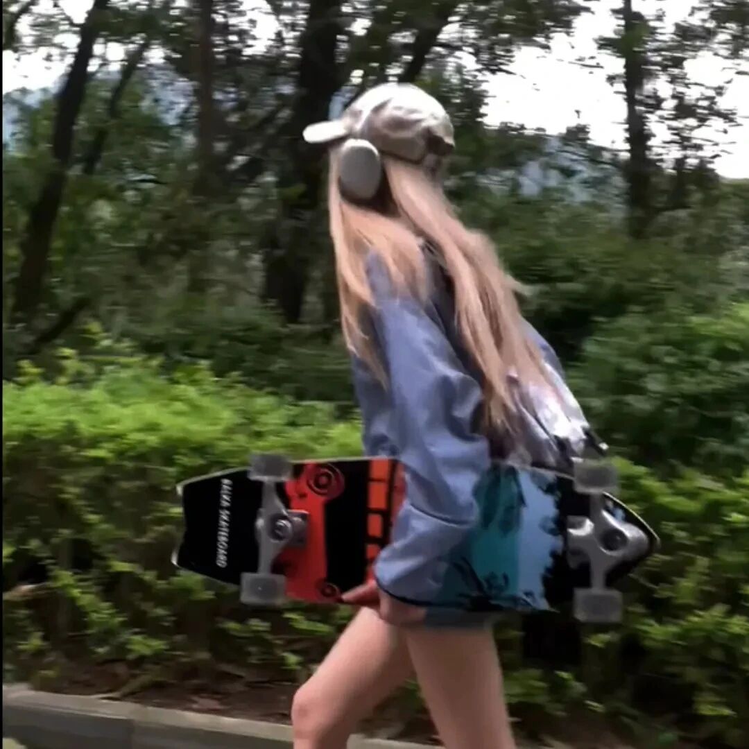 个性戴耳机不露脸女生头像