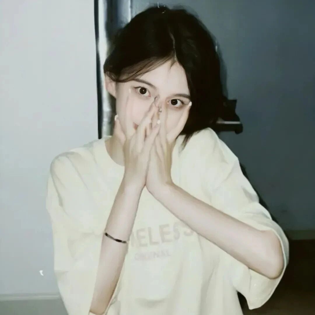 捂嘴温柔女生头像