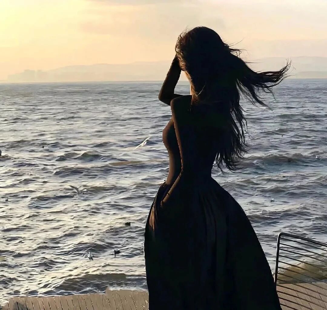气质海边背影不露脸女生头像
