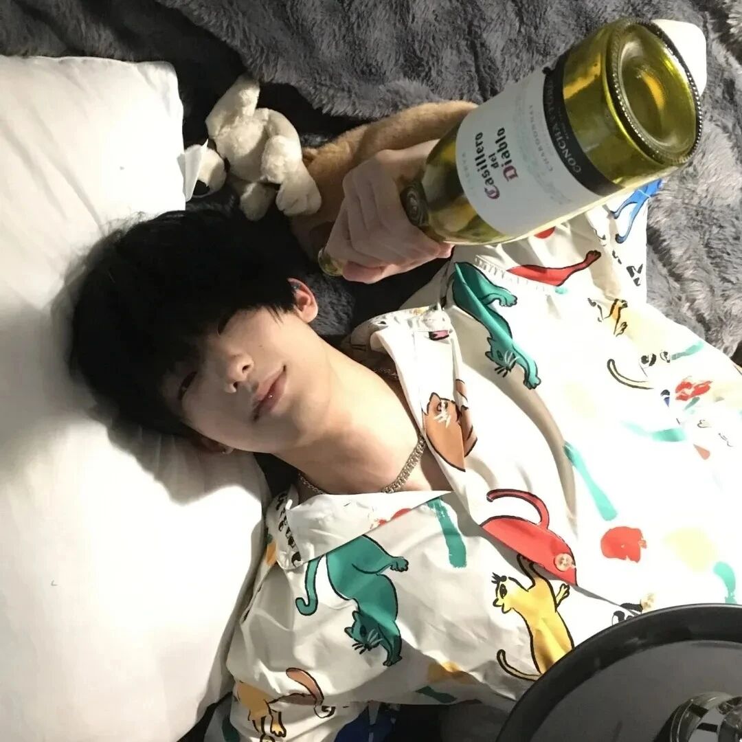 躺着个性男生头像