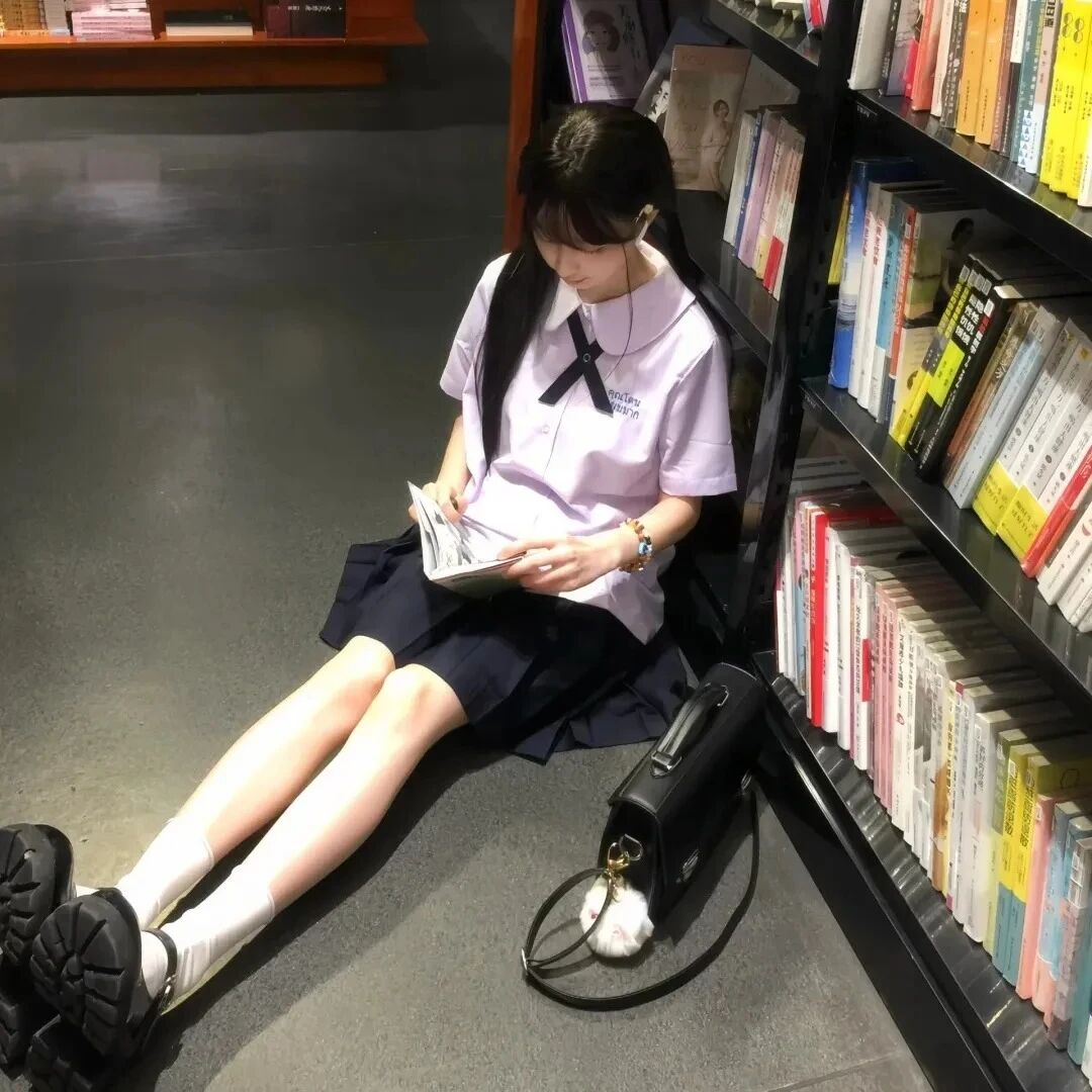 看书学院风女生头像