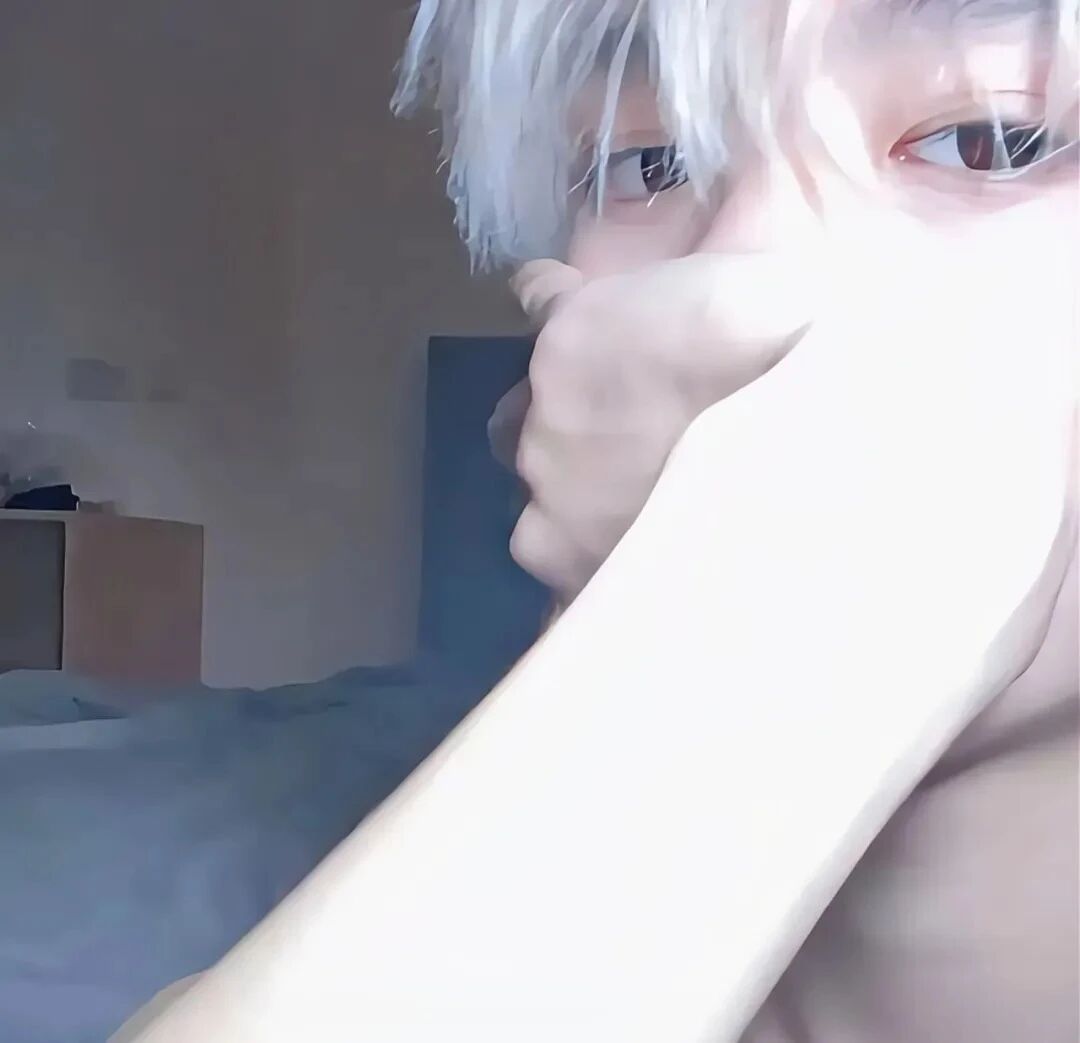 捂嘴个性男生头像
