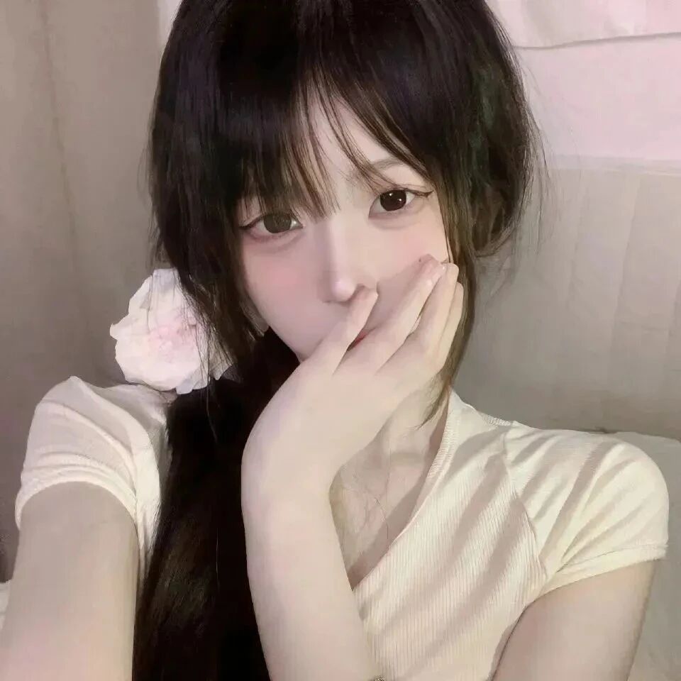 捂嘴纯欲女生头像