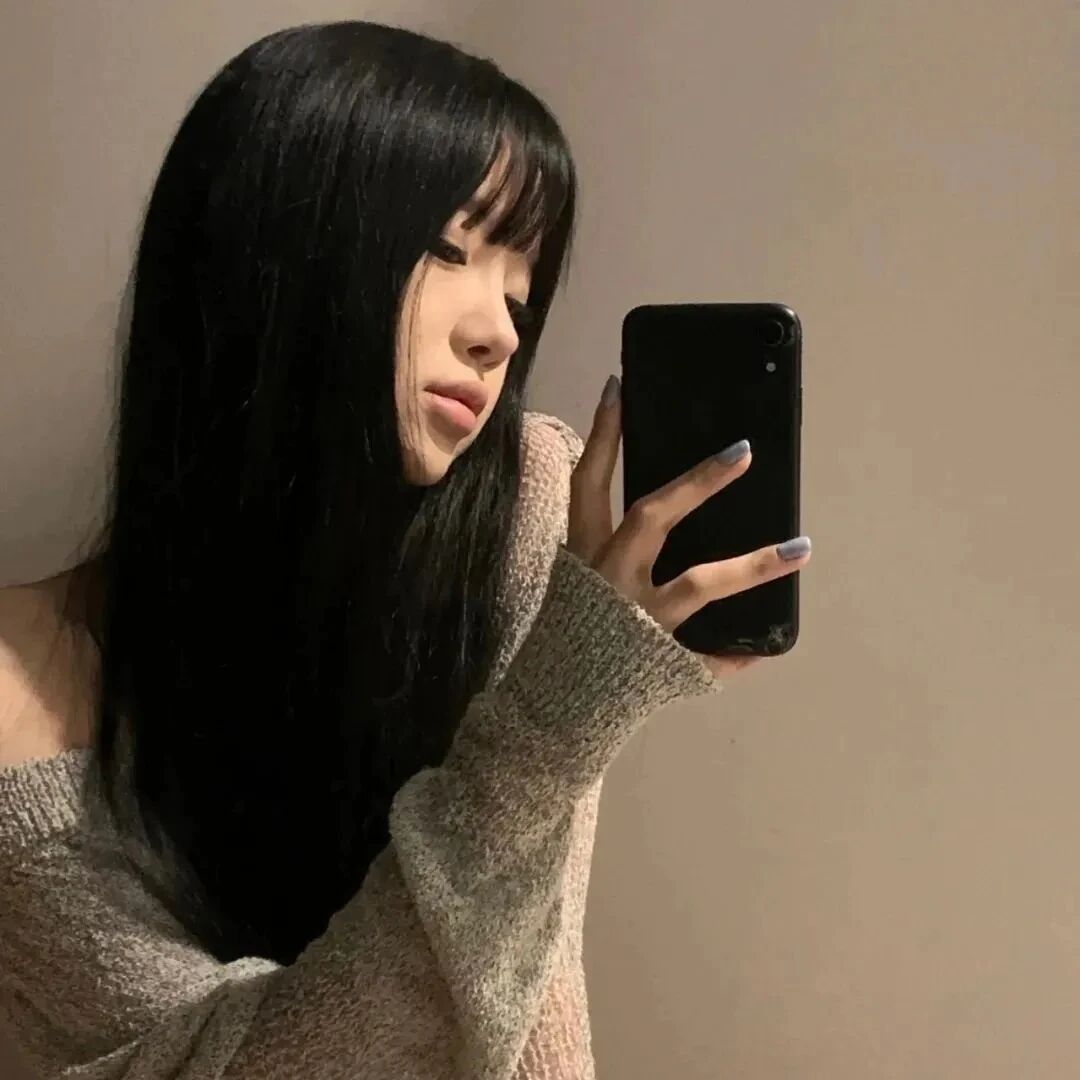 自拍手机纯欲侧脸女生头像