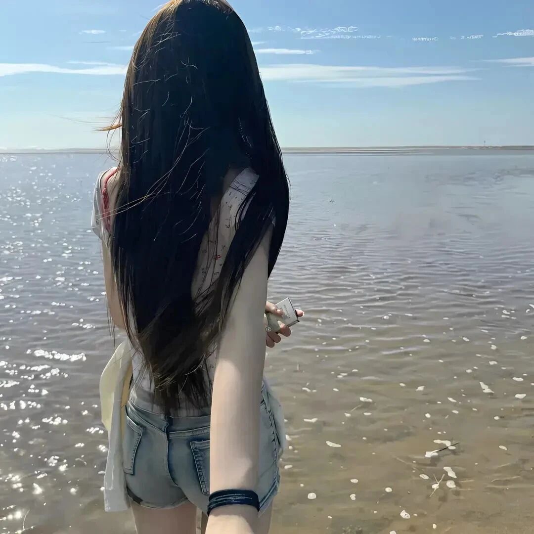 海边温柔背影不露脸女生头像