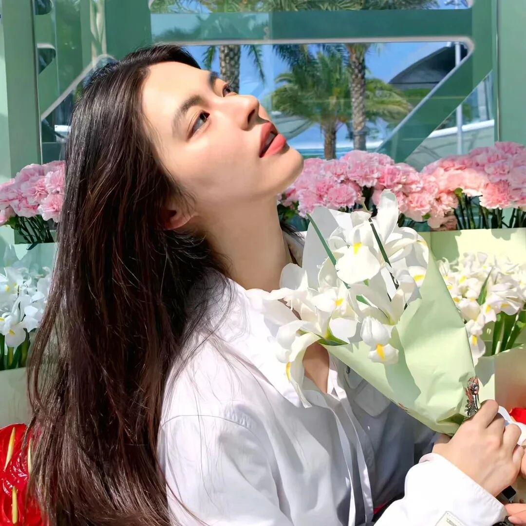 鲜花侧脸女生头像