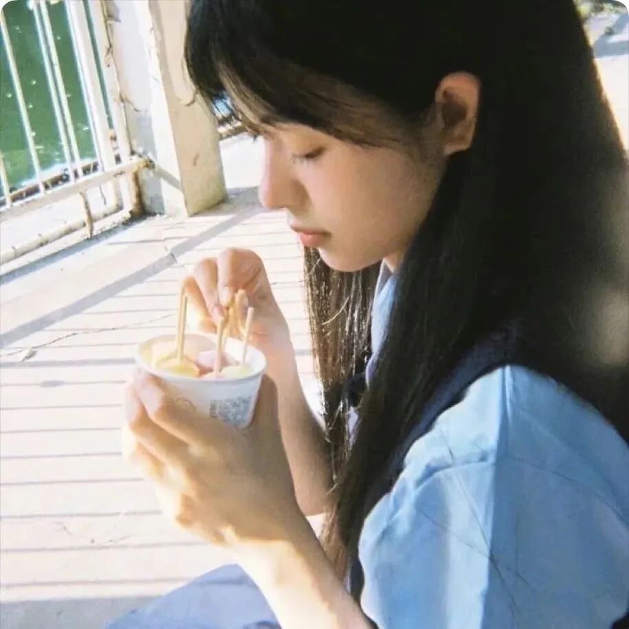 吃东西甜妹侧脸女生头像