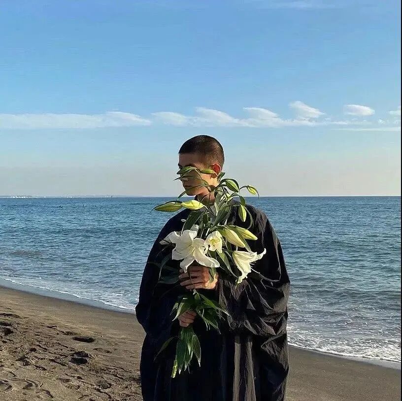 海边鲜花侧脸男生头像
