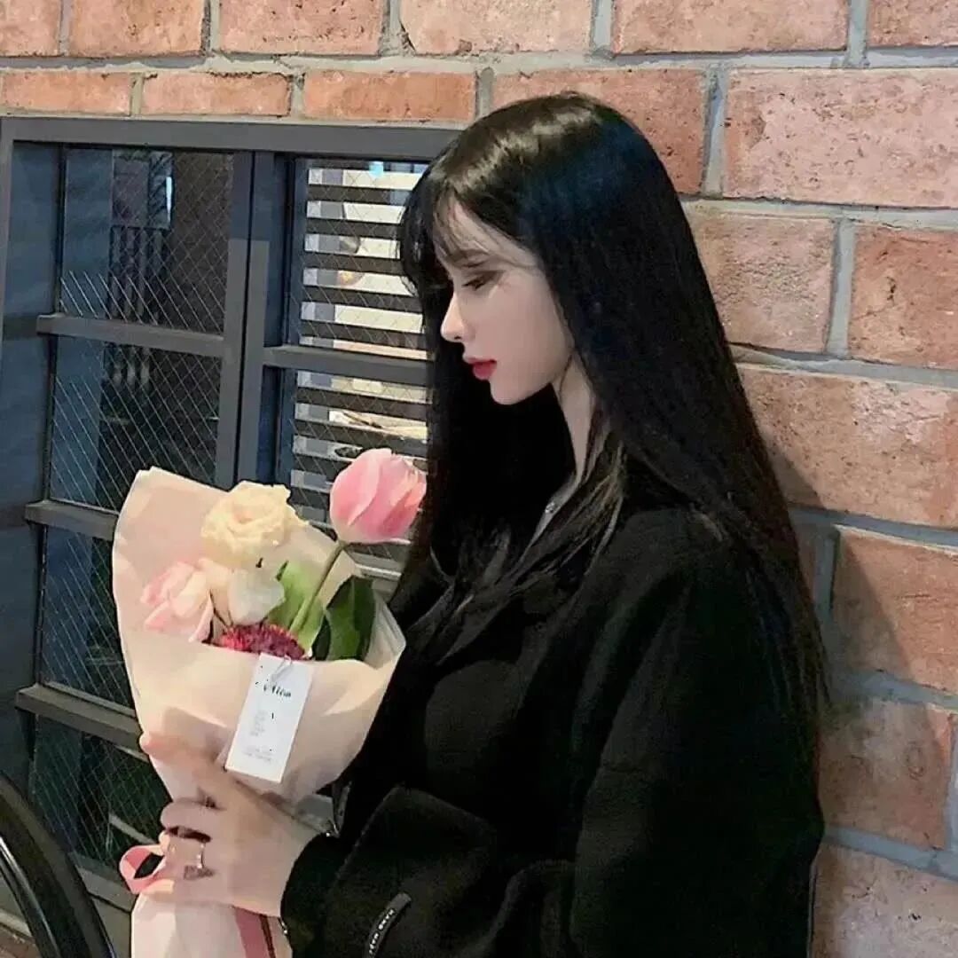 鲜花侧脸女生头像