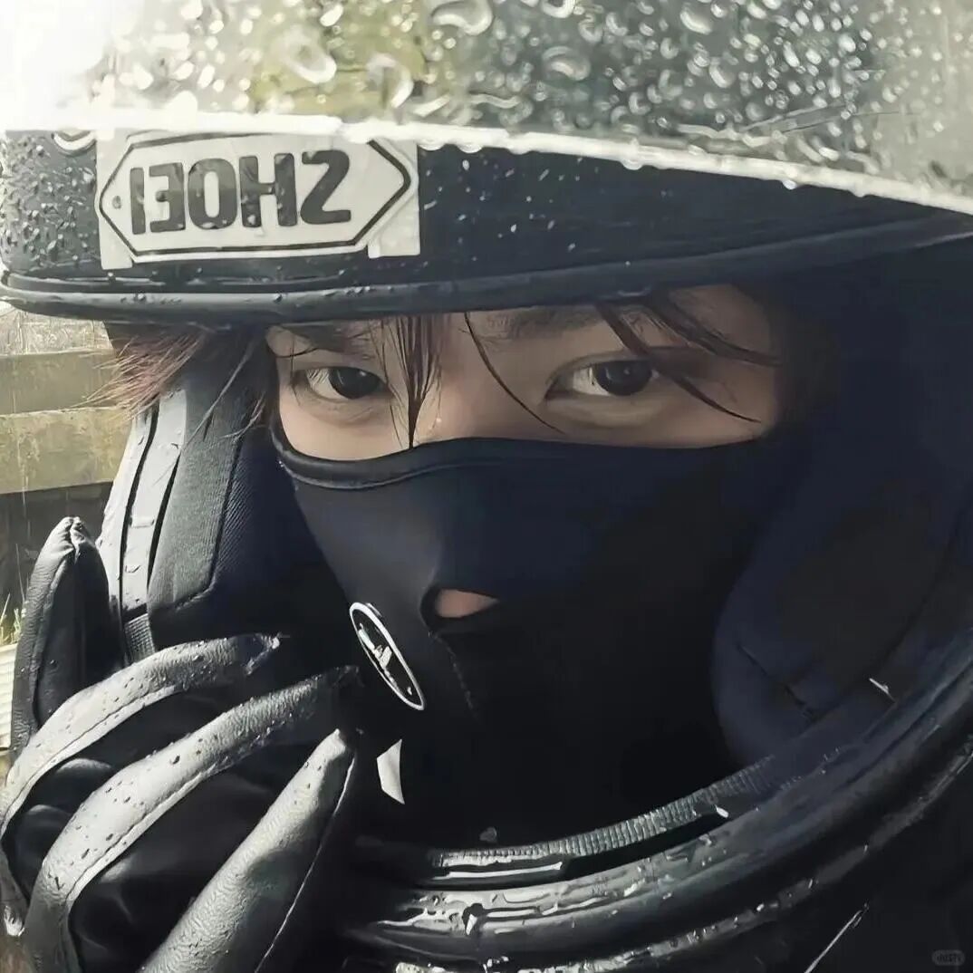 机车头盔痞帅男生头像