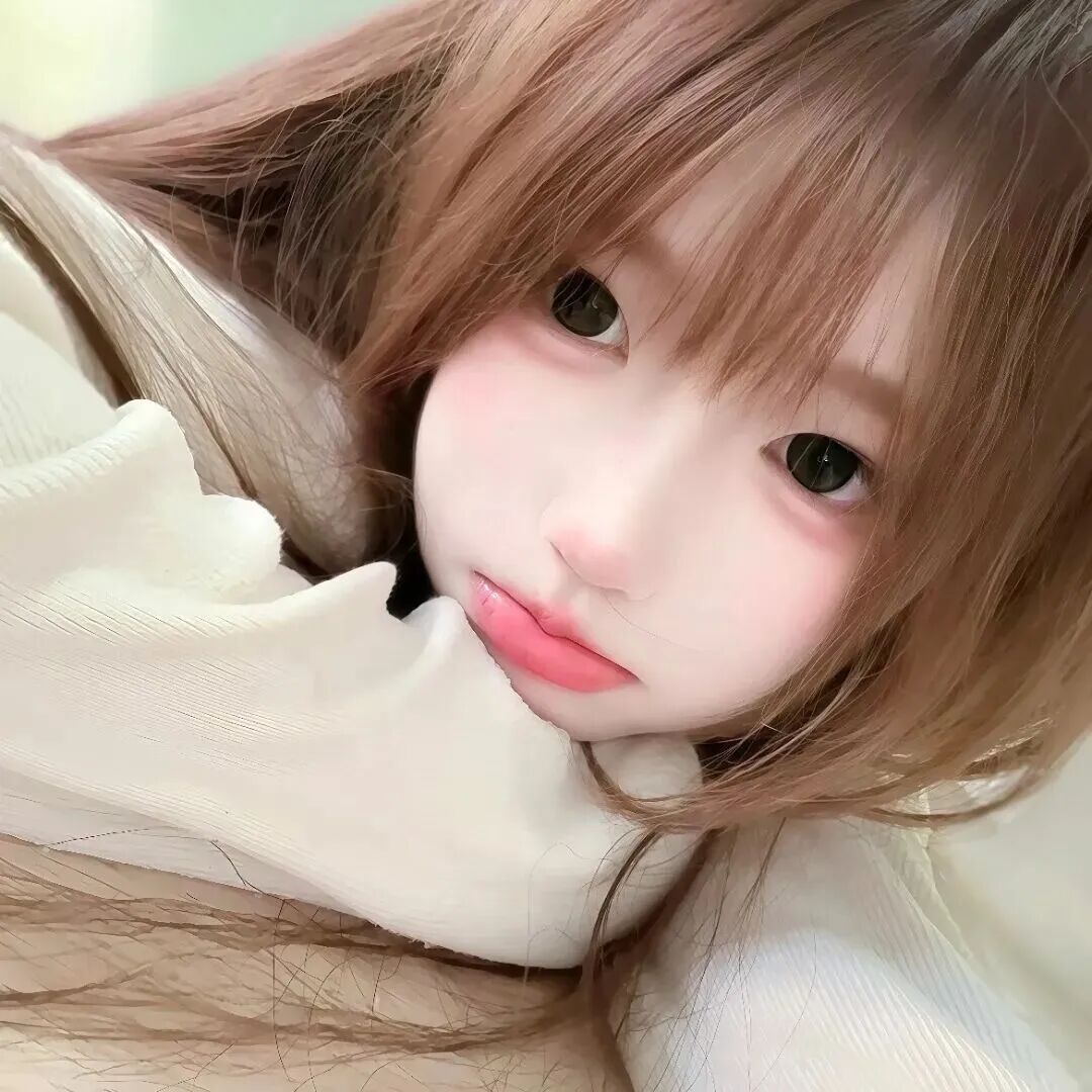 趴着甜妹女生头像