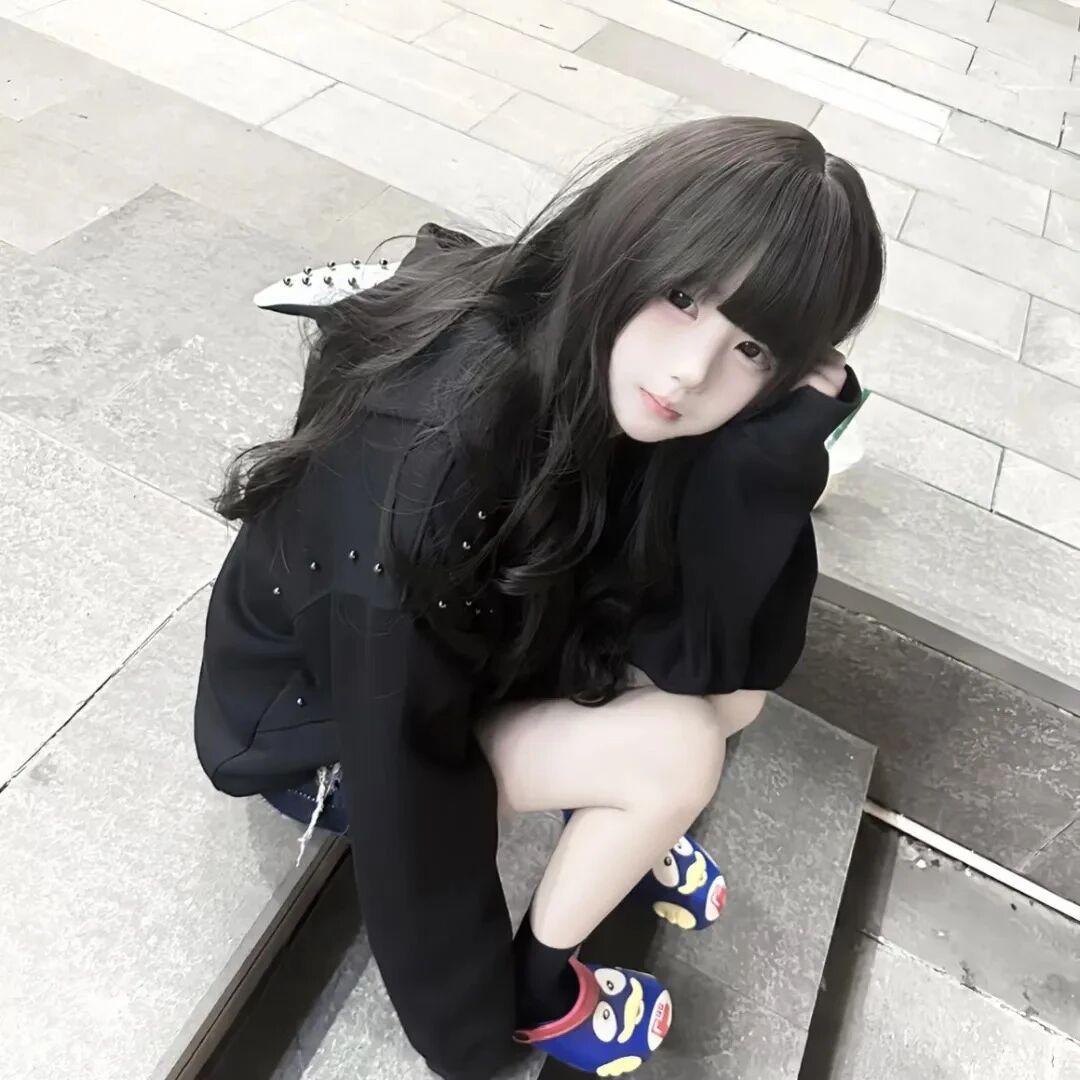 蹲着少萝女生头像