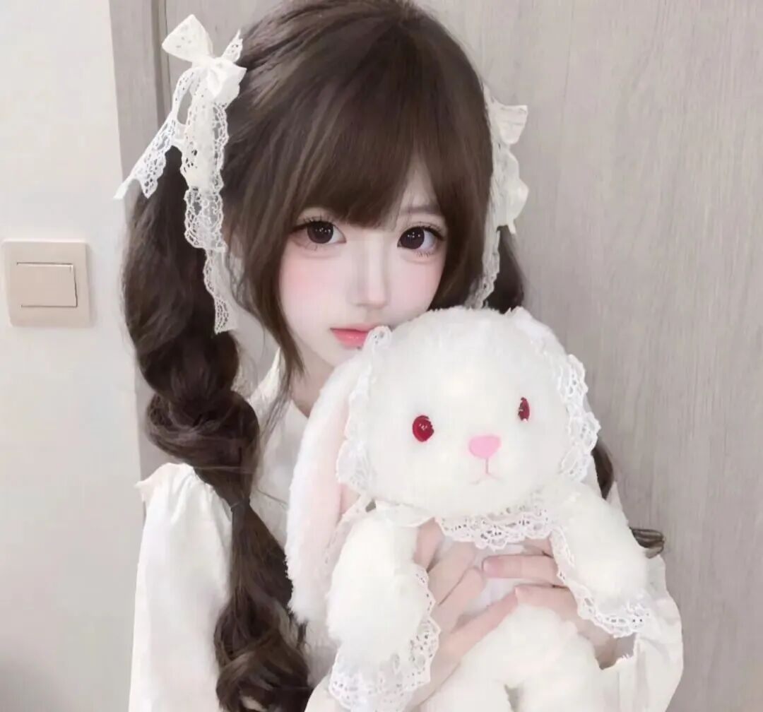 抱着玩偶少萝女生头像