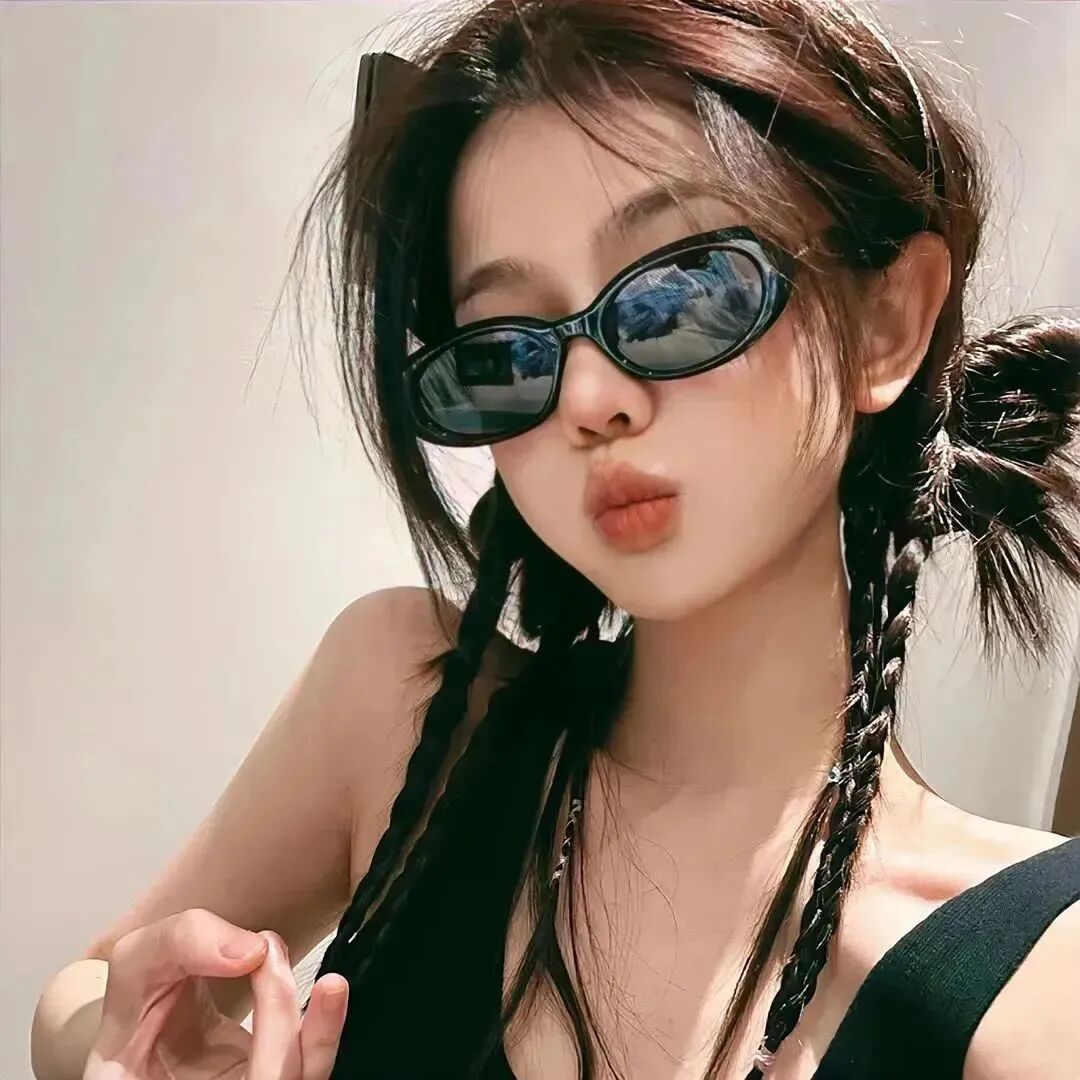 气质墨镜女生头像