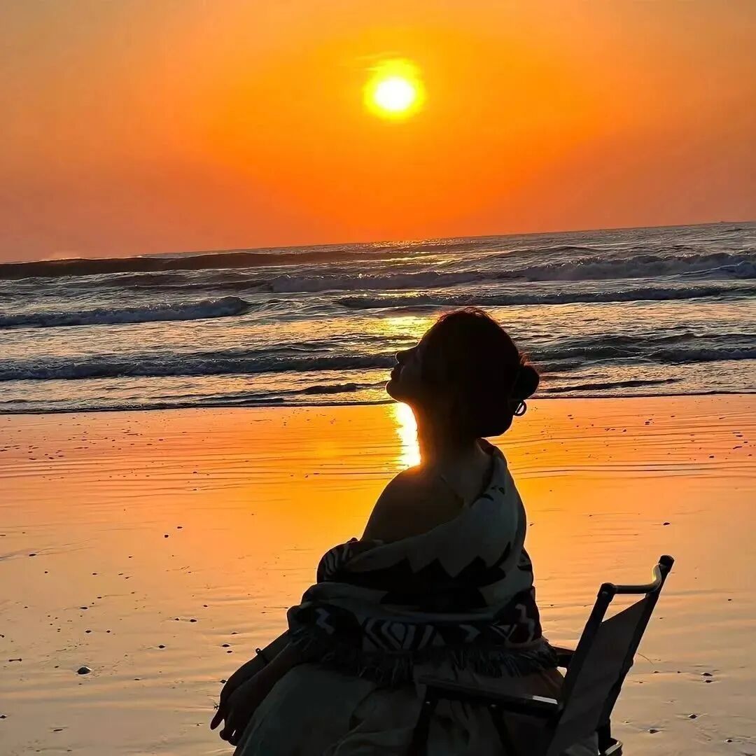 氛围感日落海边女生头像