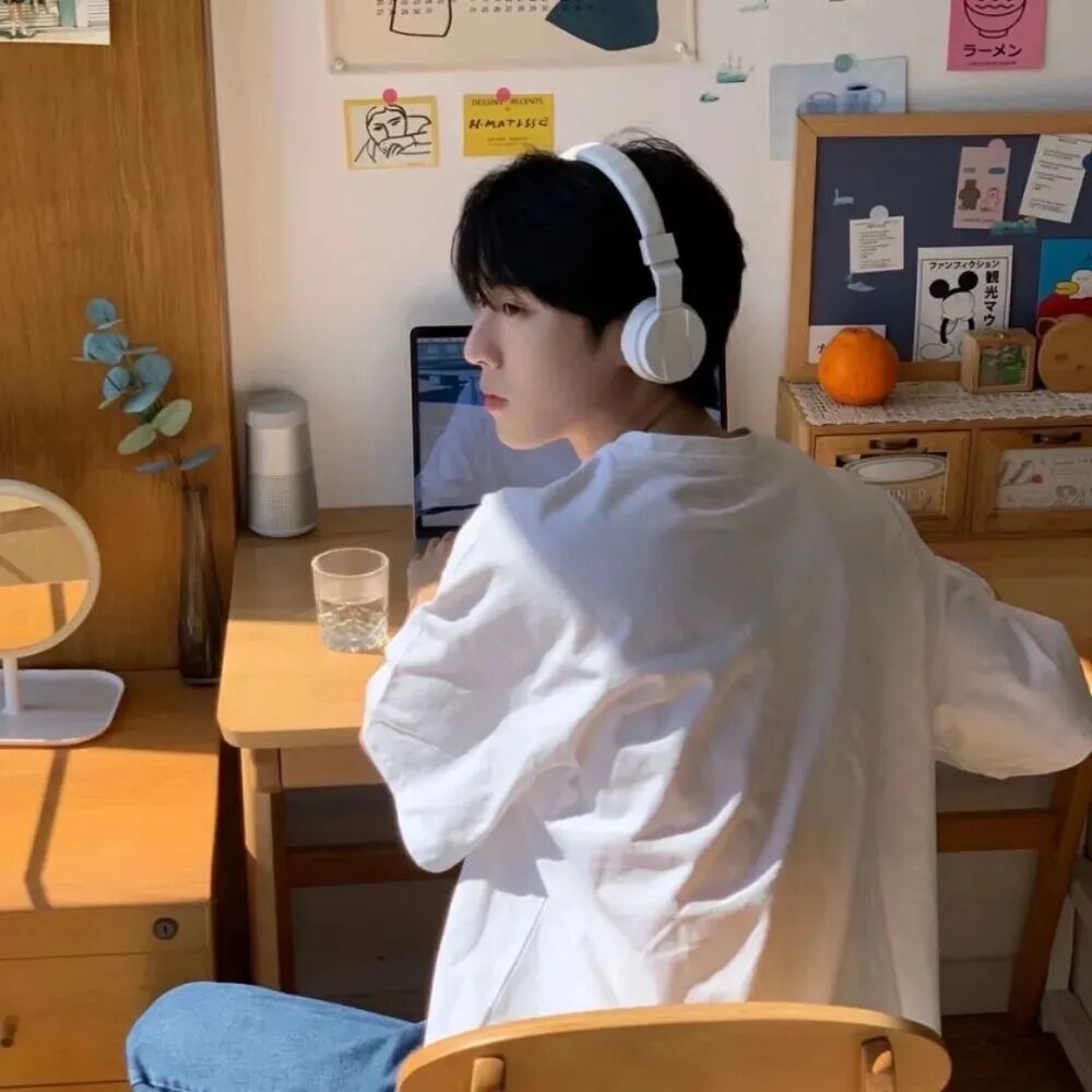戴耳机帅气侧脸男生头像